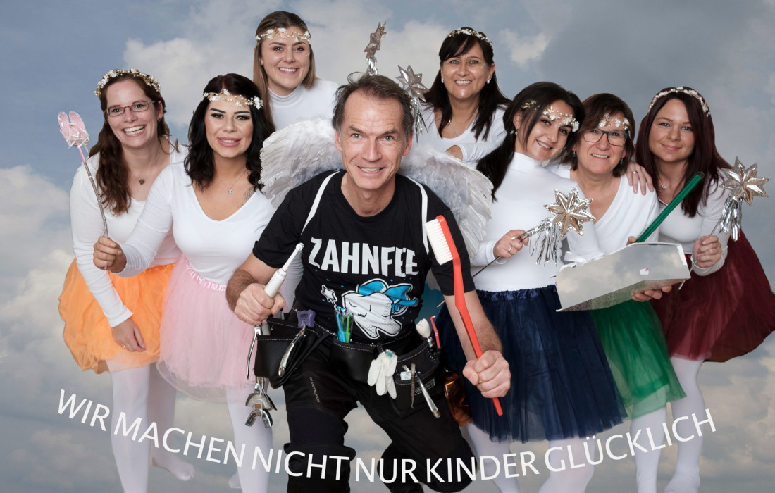 Dr. Frank Liebetrau und sein Team als Zahnfeen verkleidet