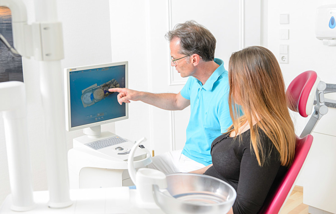 Dr. Liebetrau spricht mit einer Patientin über CEREC