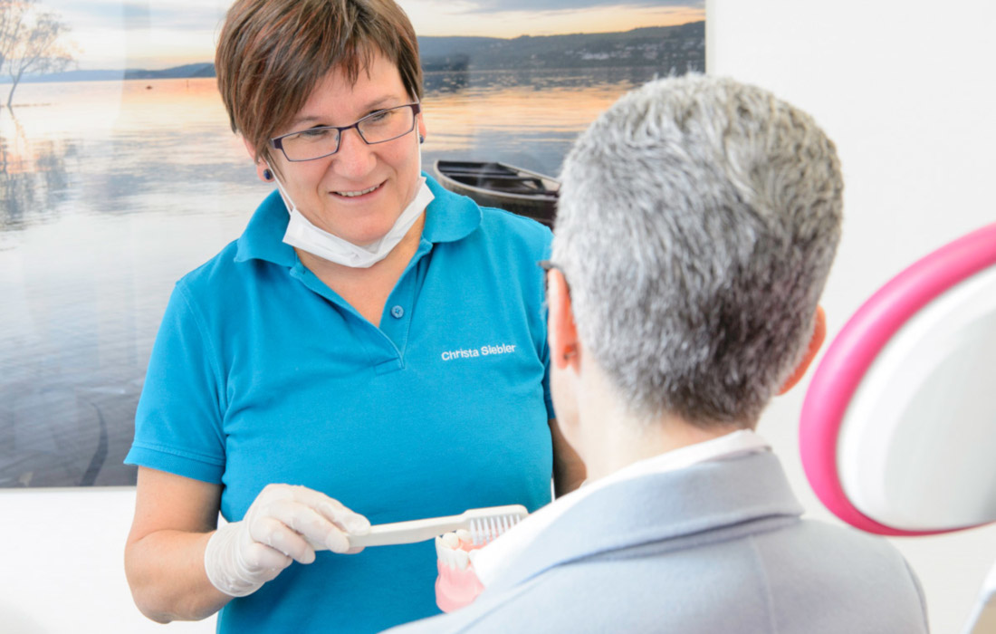 Christa Siebler bespricht die Professionelle Zahnreinigung