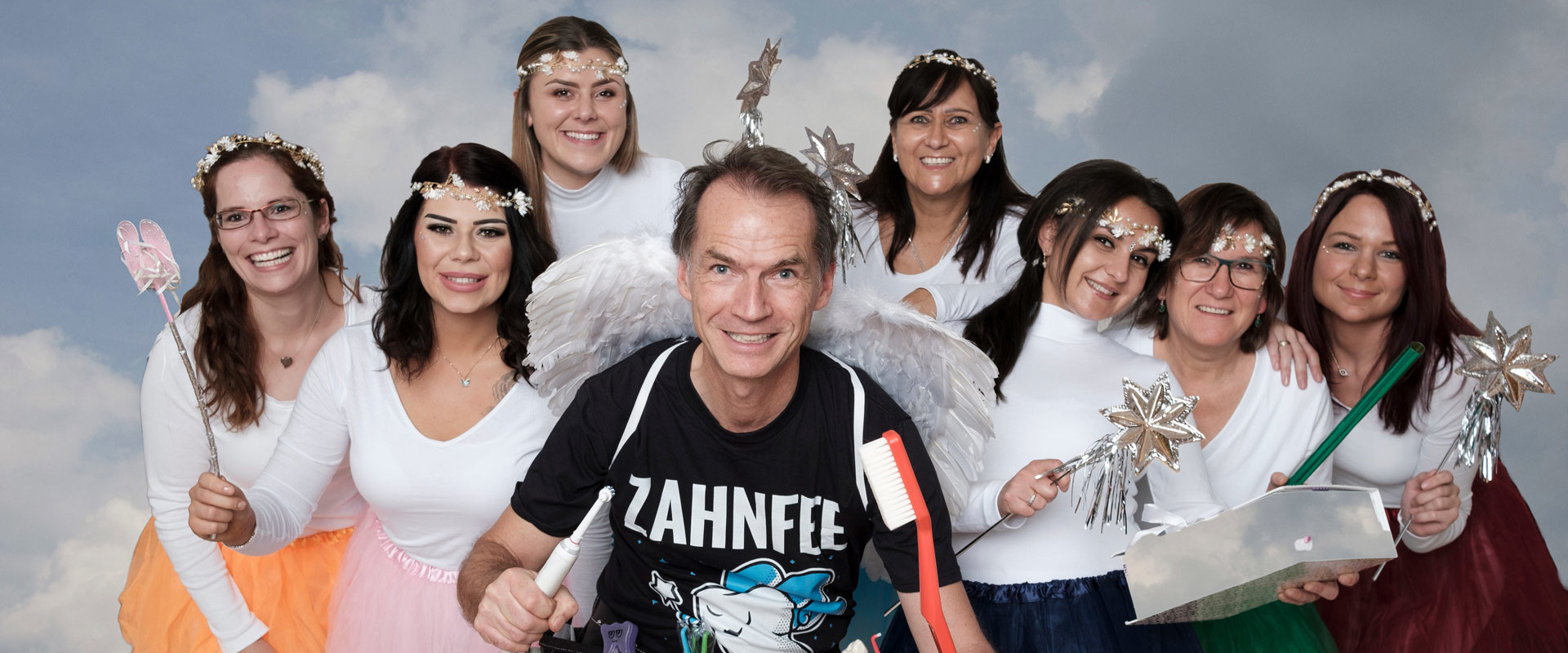 Dr. Frank Liebetrau und sein Team als Zahnfeen verkleidet