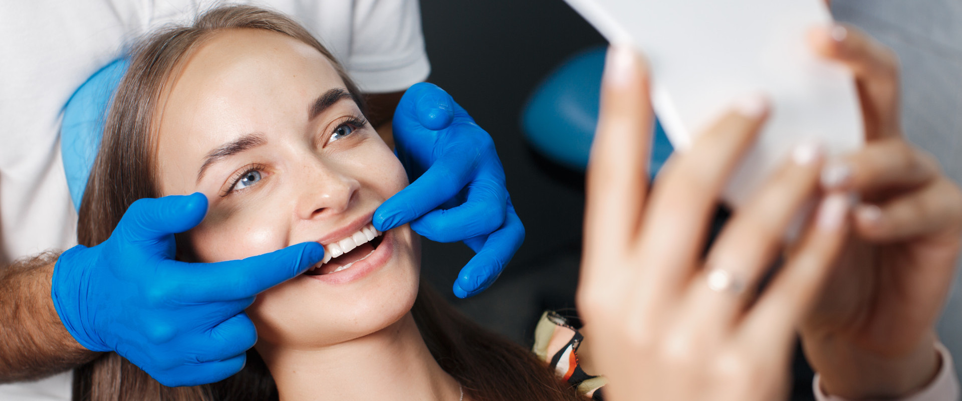 Junge Frau bei der professionellen Zahnreinigung