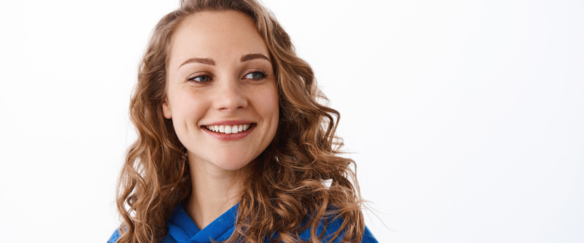 Lächelnde junge Frau schaut zur Seite